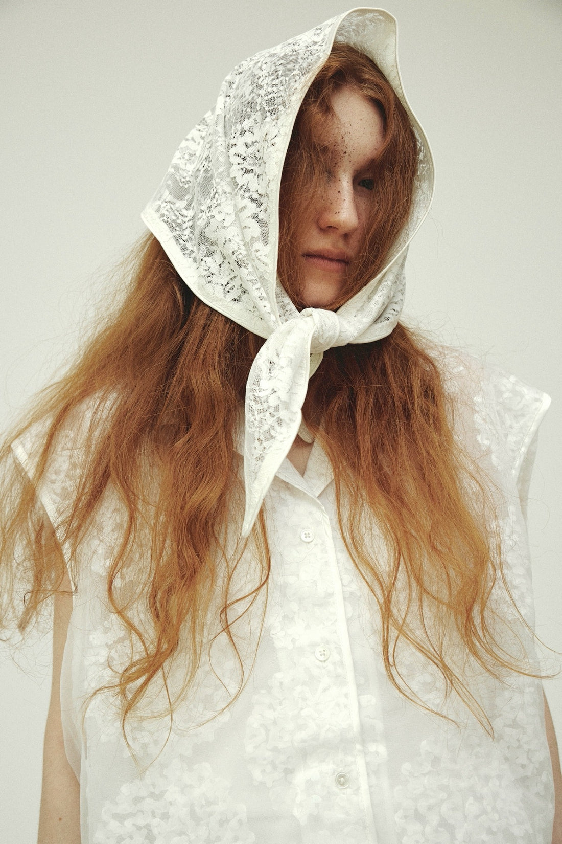 LACE TRIANGLE SCARF - WHITE